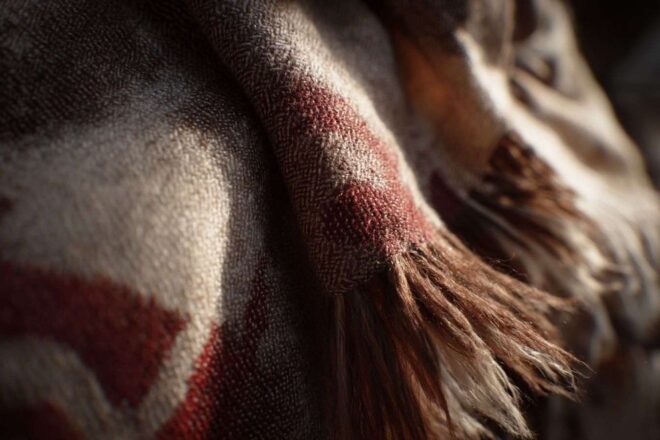 Textures contrastées de fibres douces et motifs tissés