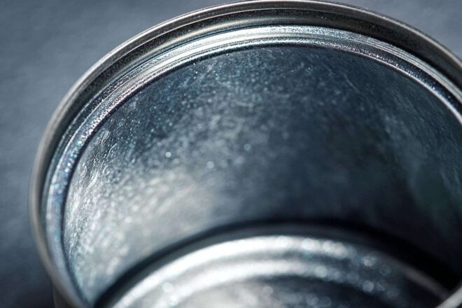 Gros plan d’une boîte de thon ancienne vide mais propre