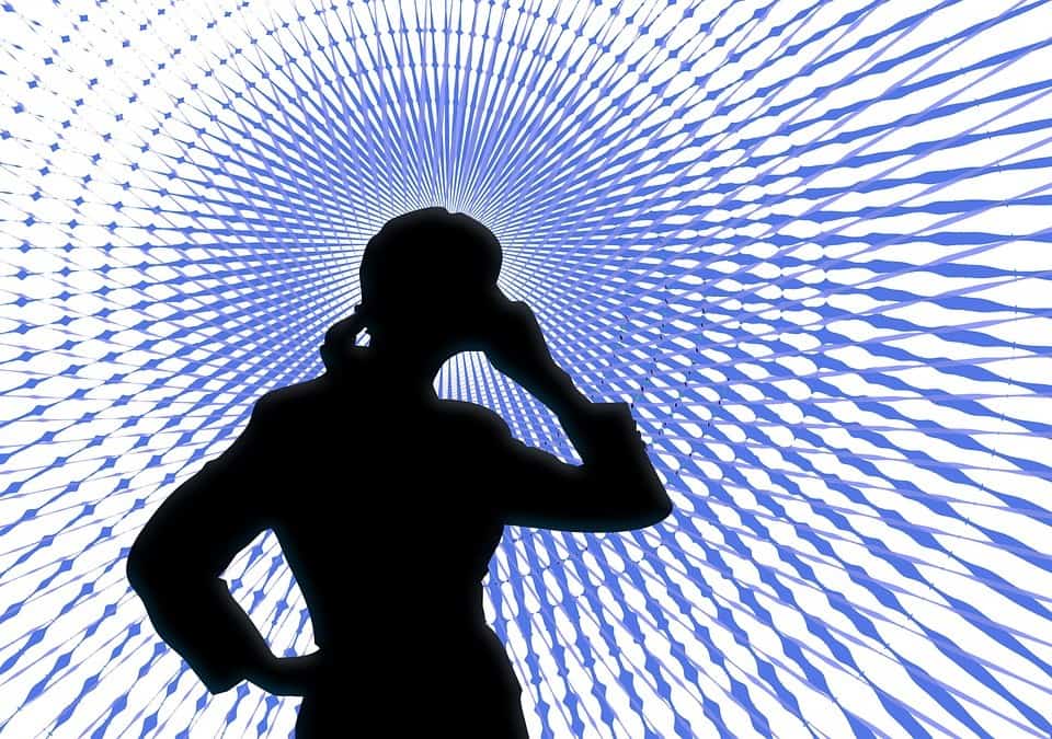 l'ombre d'une personne recevant un appel