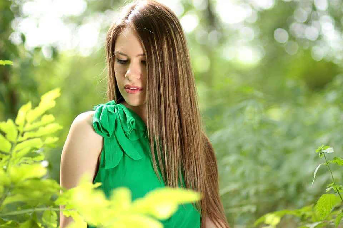une femme aux cheveux parfaitement lisses