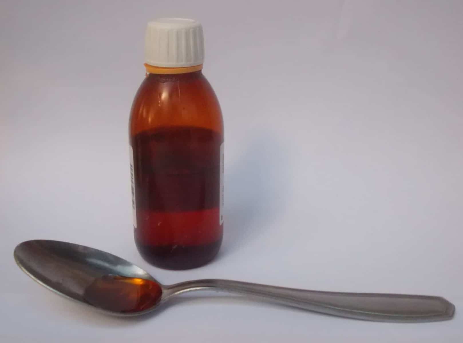 un flacon de sirop contre la toux et sa cuillère