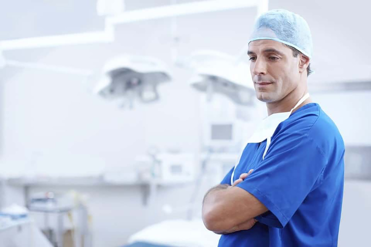 un dentiste dans son cabinet