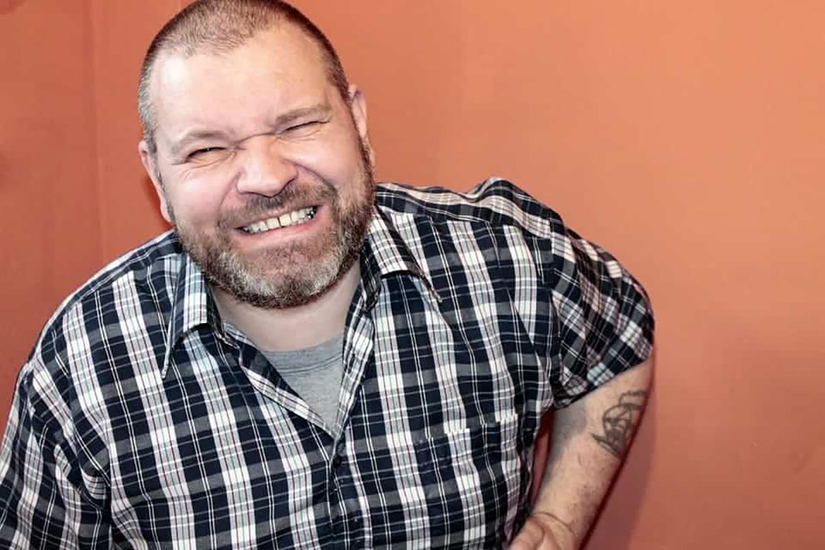 un homme souffrant d'un mal de dos