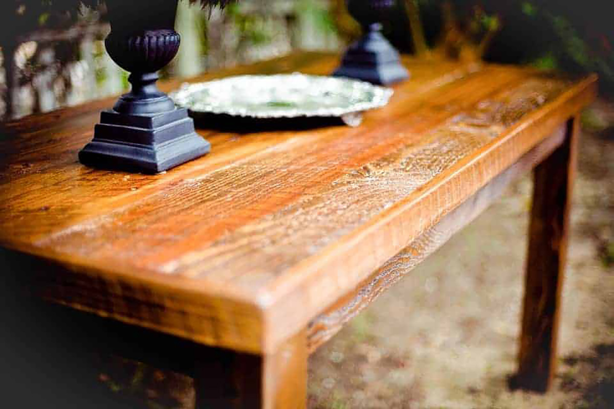 une table en bois