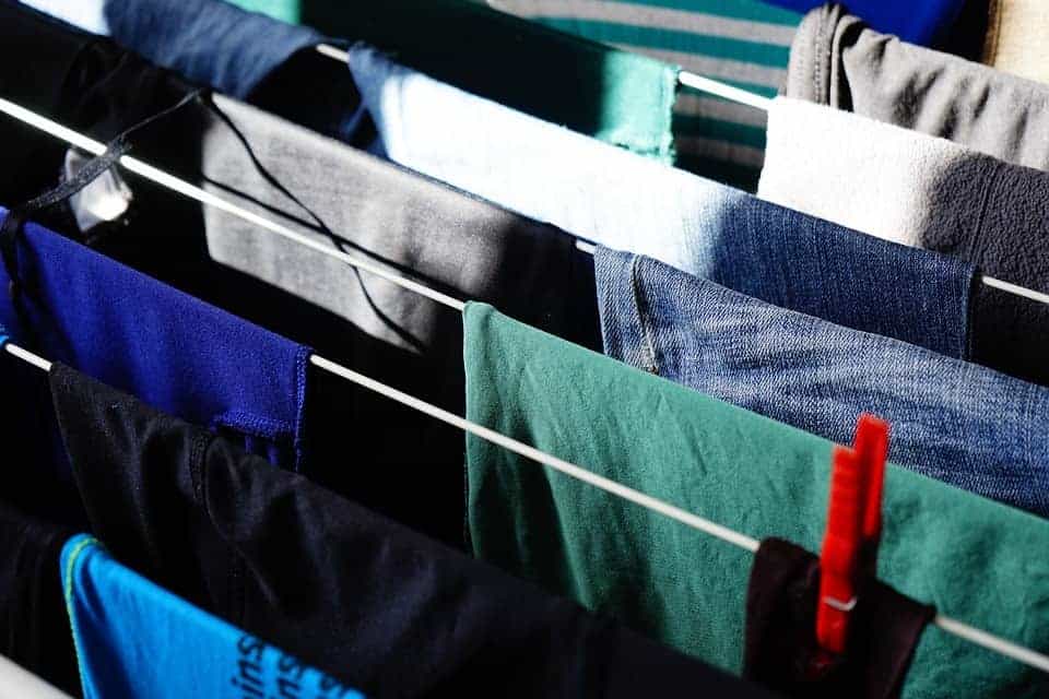 des vêtements séchant sur un étendoir