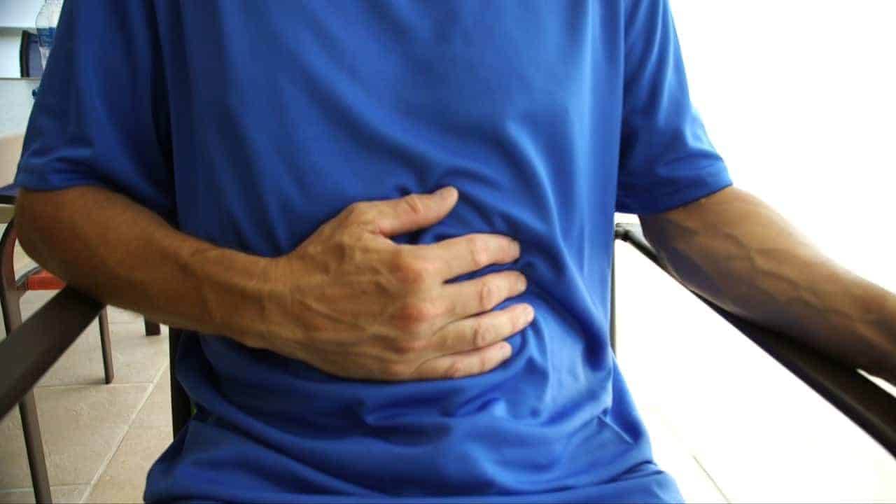 un homme souffrant de douleurs d'estomac