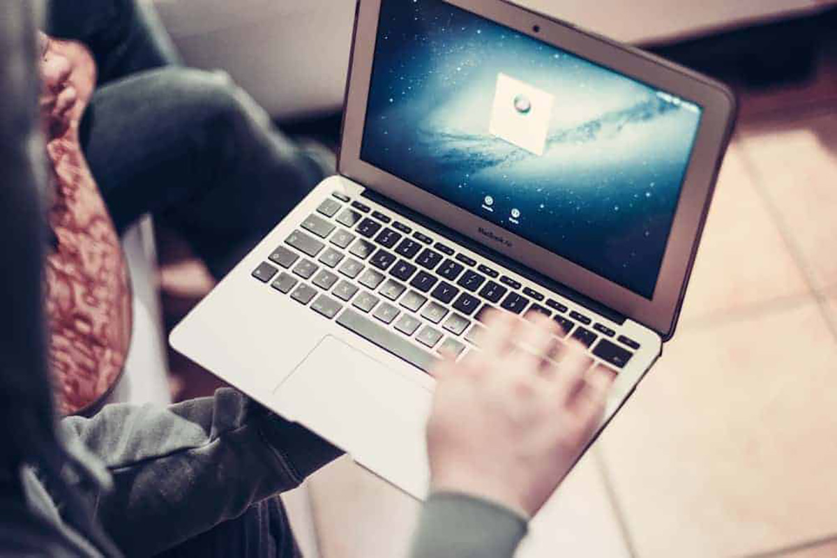 Apple MacBook
