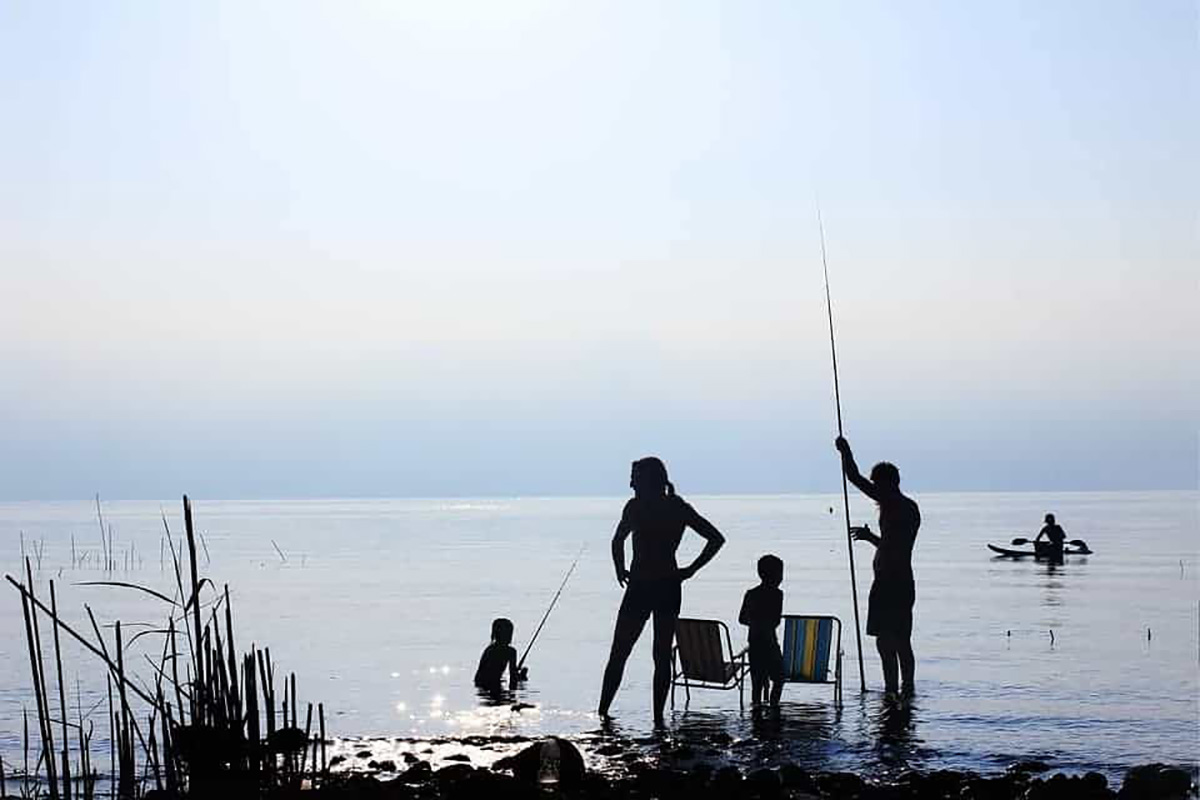 Illustration. Une famille à la mer.
