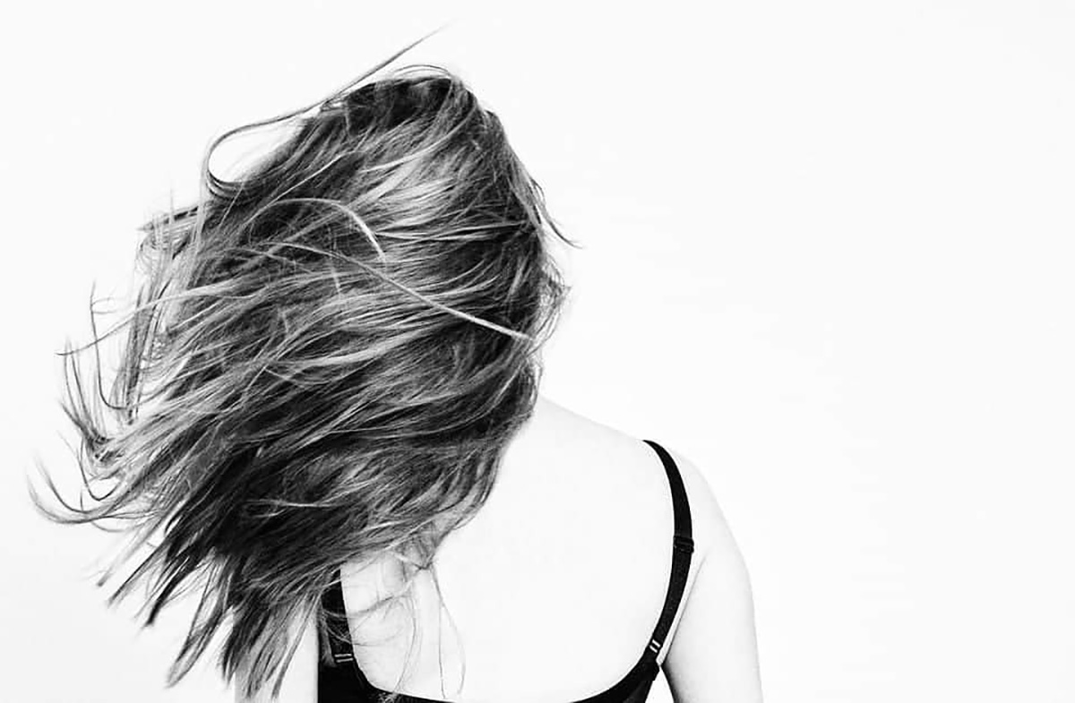 Cheveux longs au vent