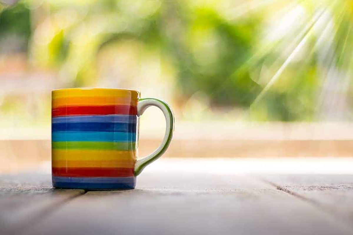 Une tasse pleine de couleurs.