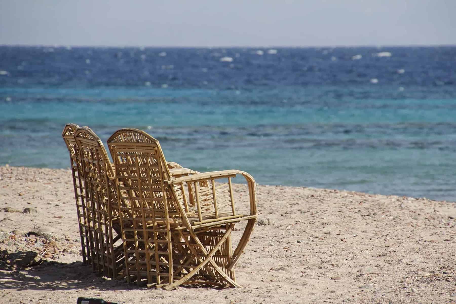 Des chaises en rotin.
