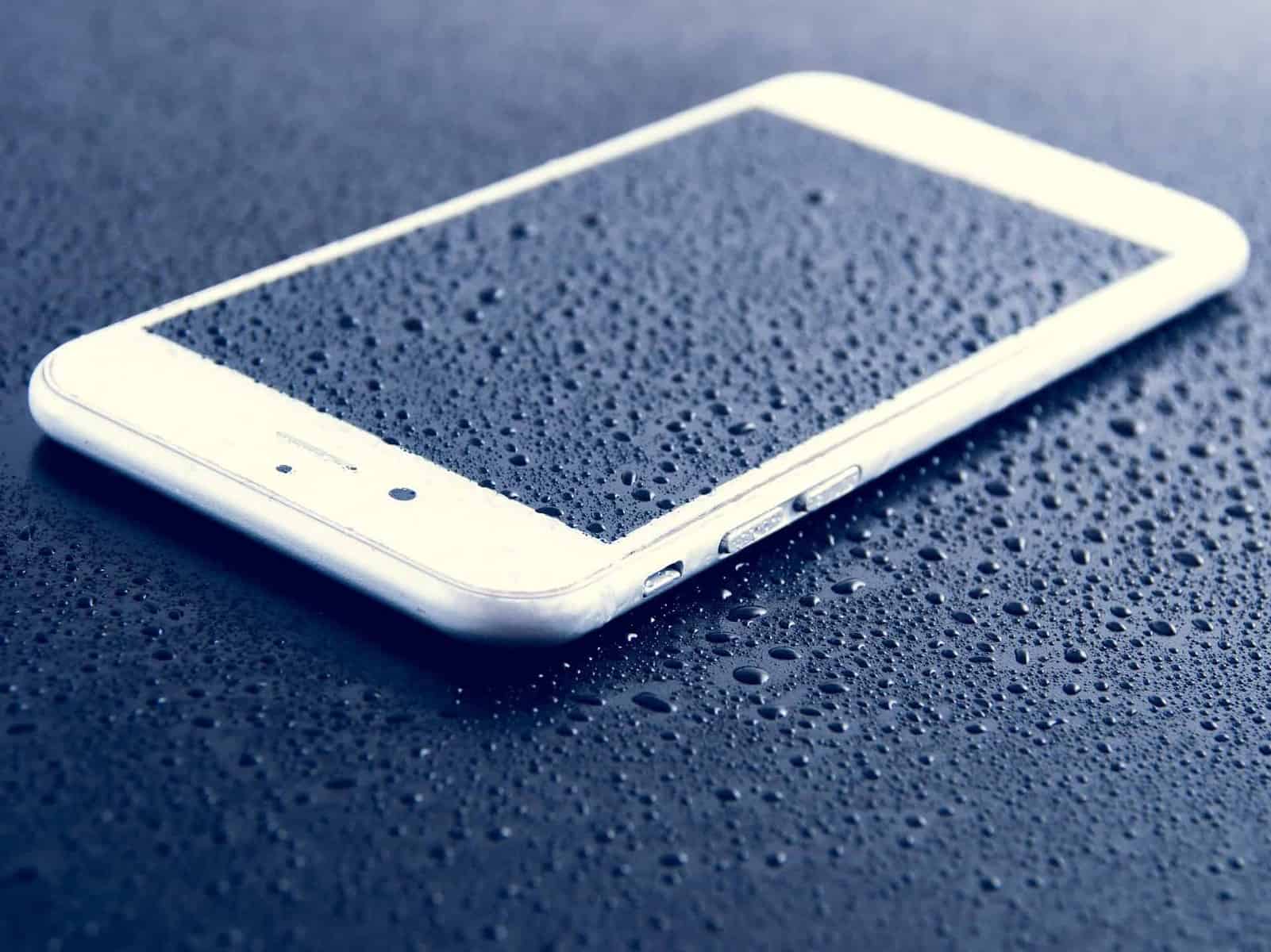 Illustraiton. Un smartphone mouillé.
