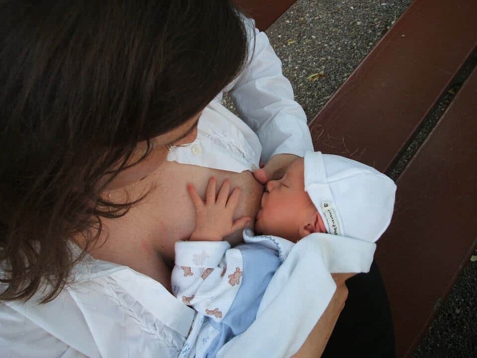Une femme allaitant son bébé