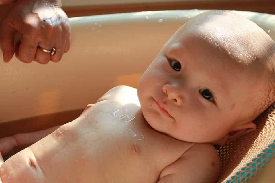 Bébé dans son bain