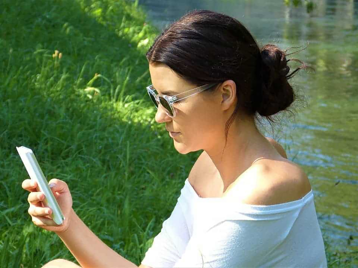 Femme et téléphone