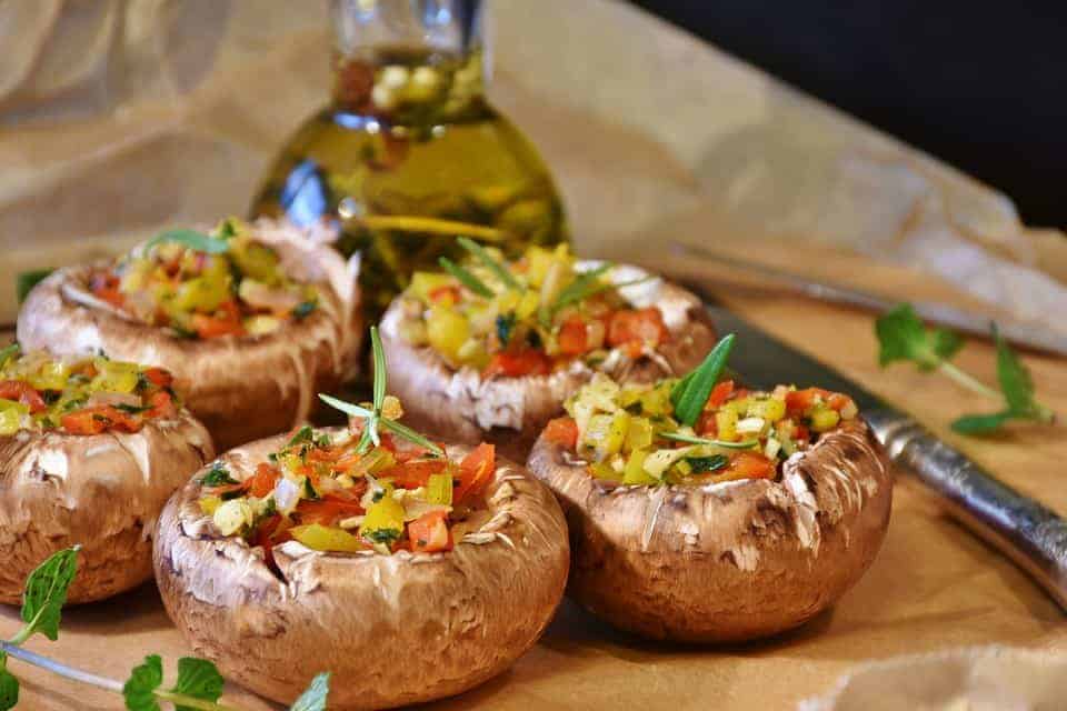 Plat de champignons bruns