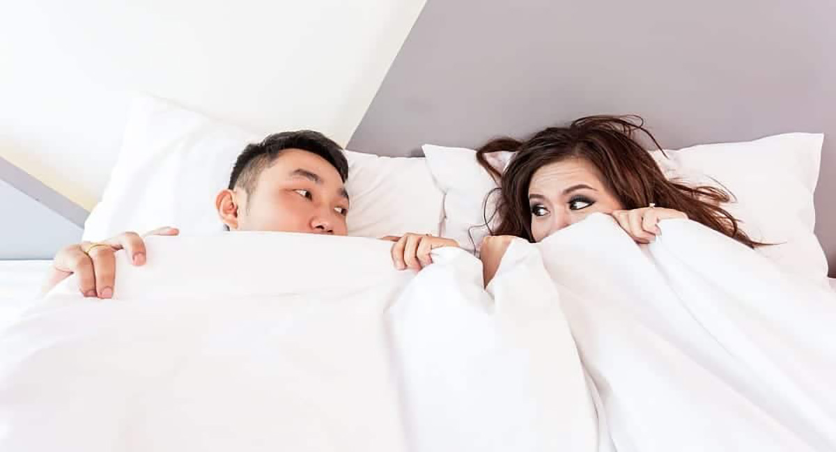 Couple, drap blanc