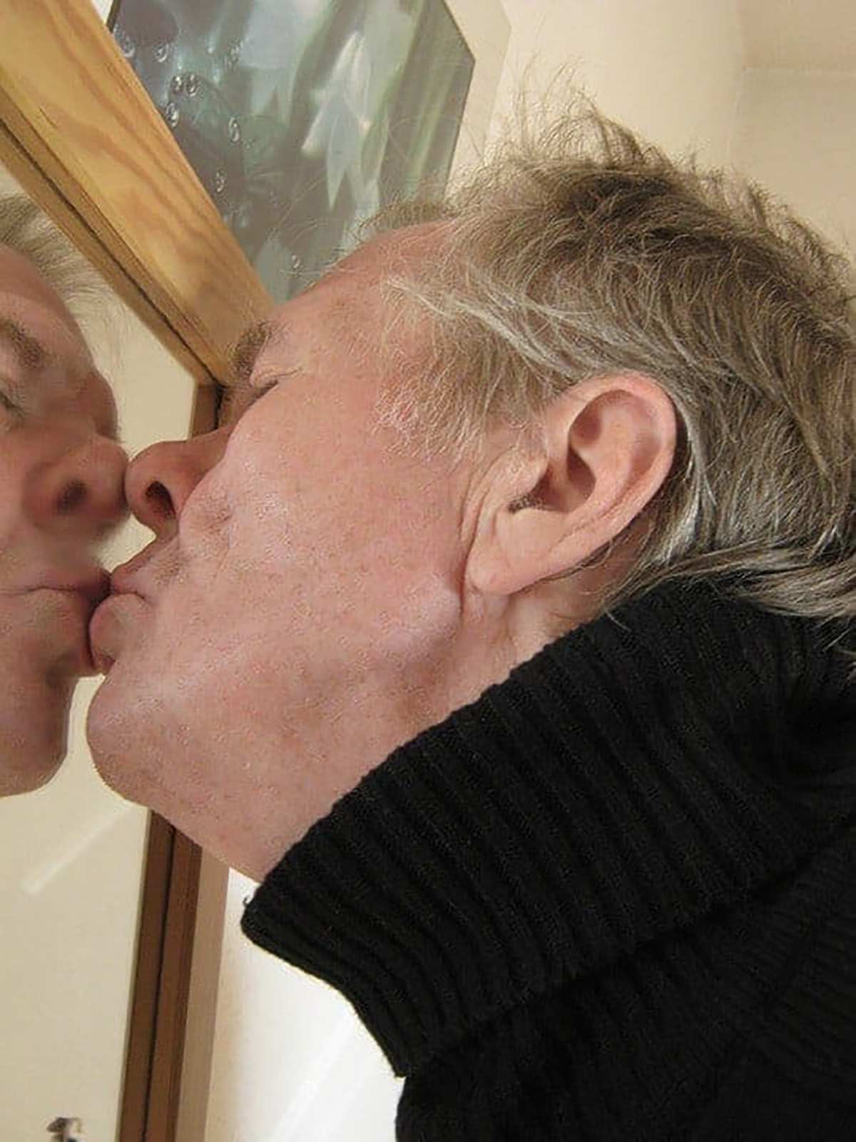Homme embrassant le miroir