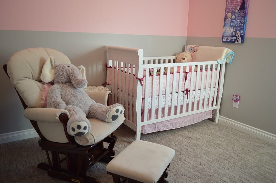 Berceau, ourson en peluche