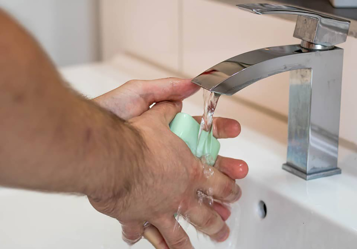 Laver les mains avec du savon