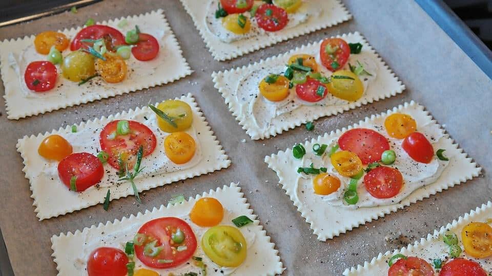 Pâte feuilletée et tranches de tomates