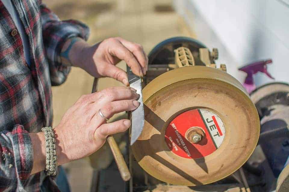 Affûter un couteau à l'ancienne.