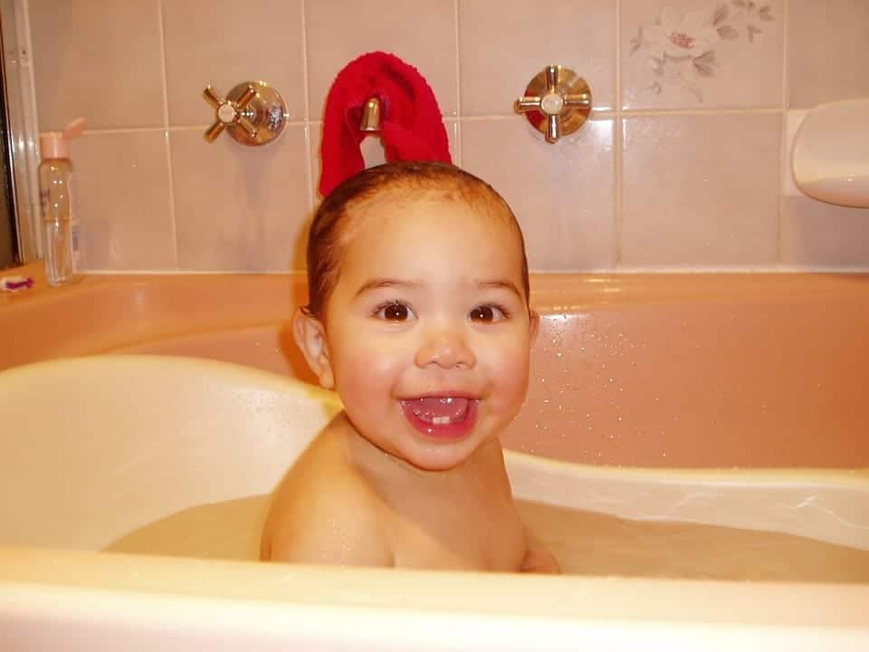Bébé dans son bain