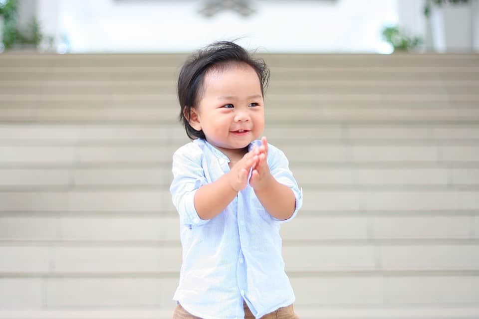 Un enfant applaudit.