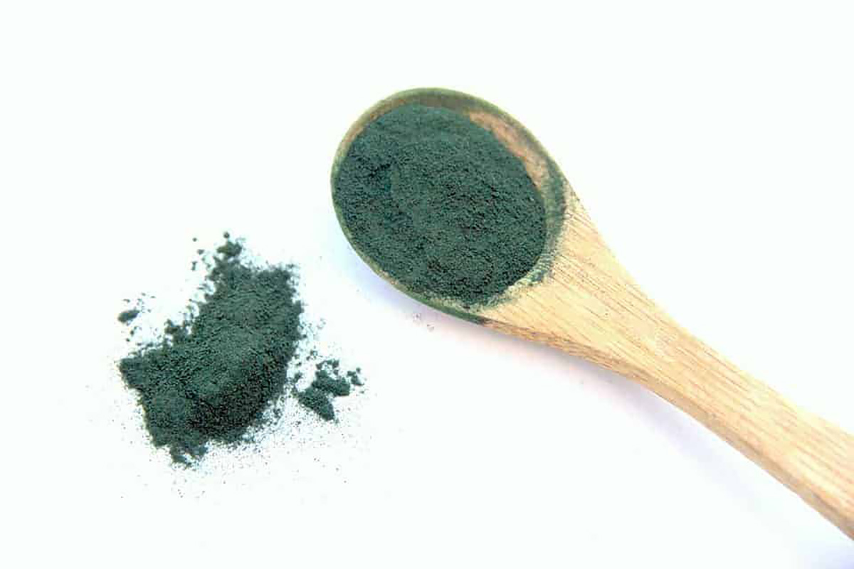 Poudre de spiruline, cuillère en bois