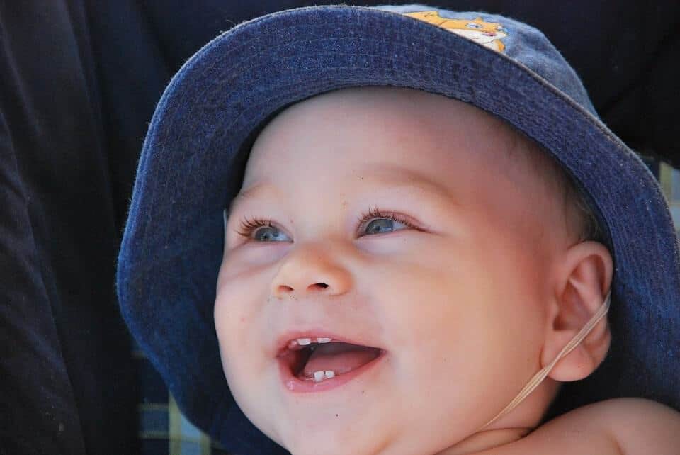 Bébé, dents, chapeau, sourire