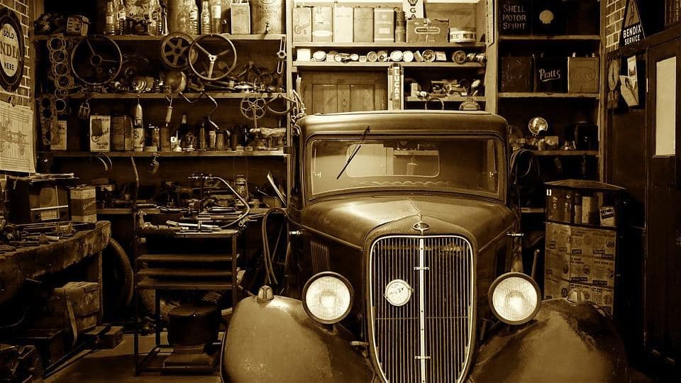 Voiture ancienne dans un garage.