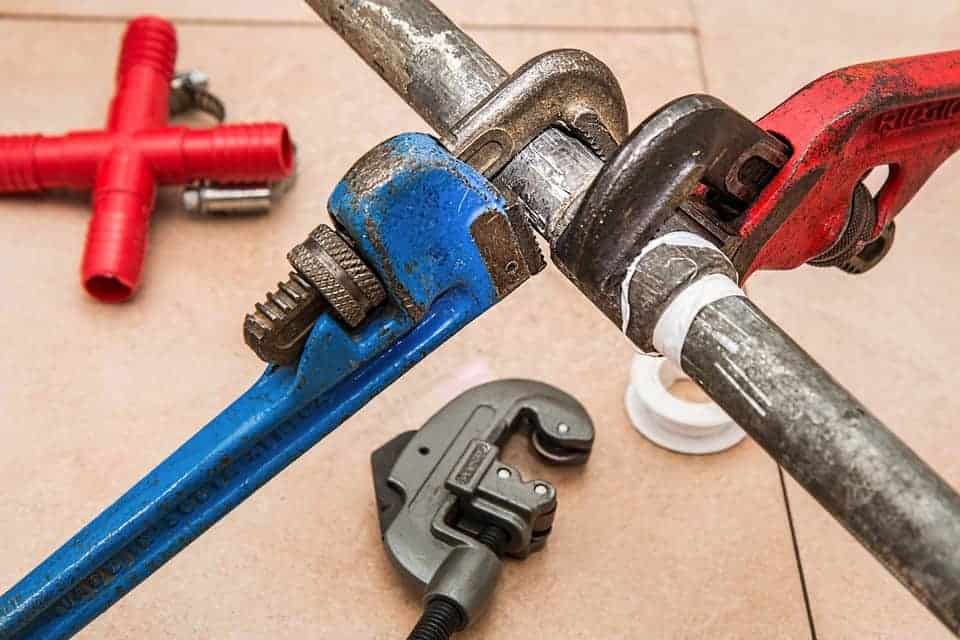 Pipe, clé plombier