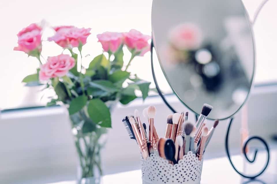 Miroir, pinceaux maquillage