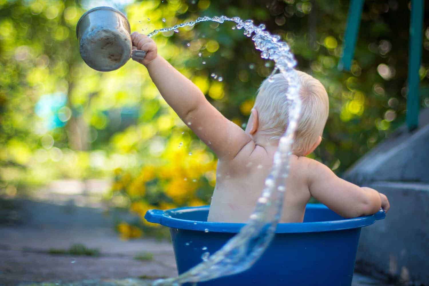 Un enfant jouant dans l'eau.