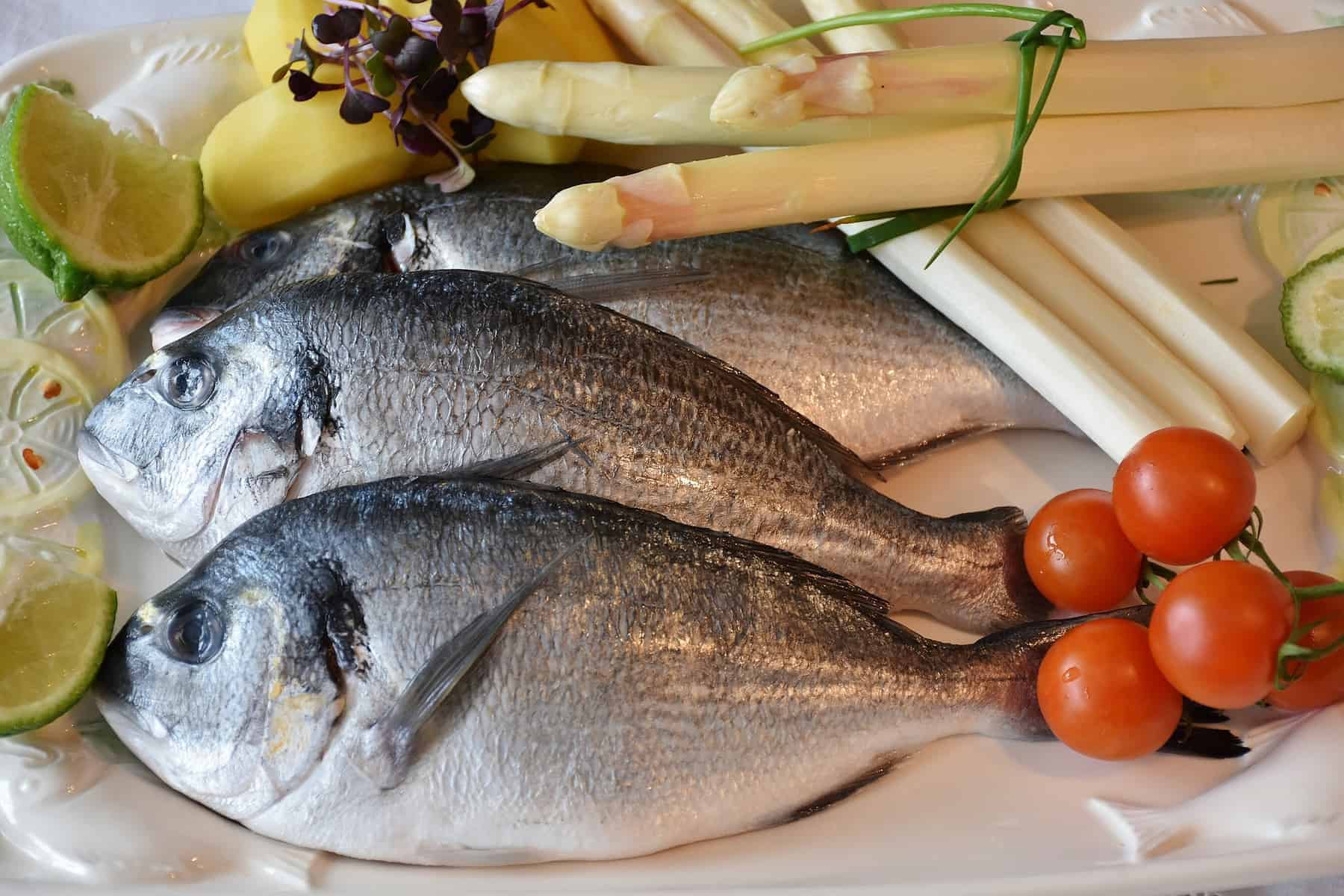 Deux poissons dans une assiette.