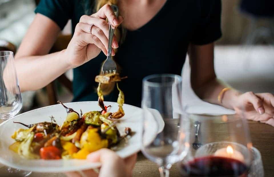 Femme, fourchette, assiette
