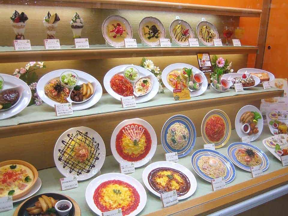 Assiettes en plastique, faux aliments en plastique