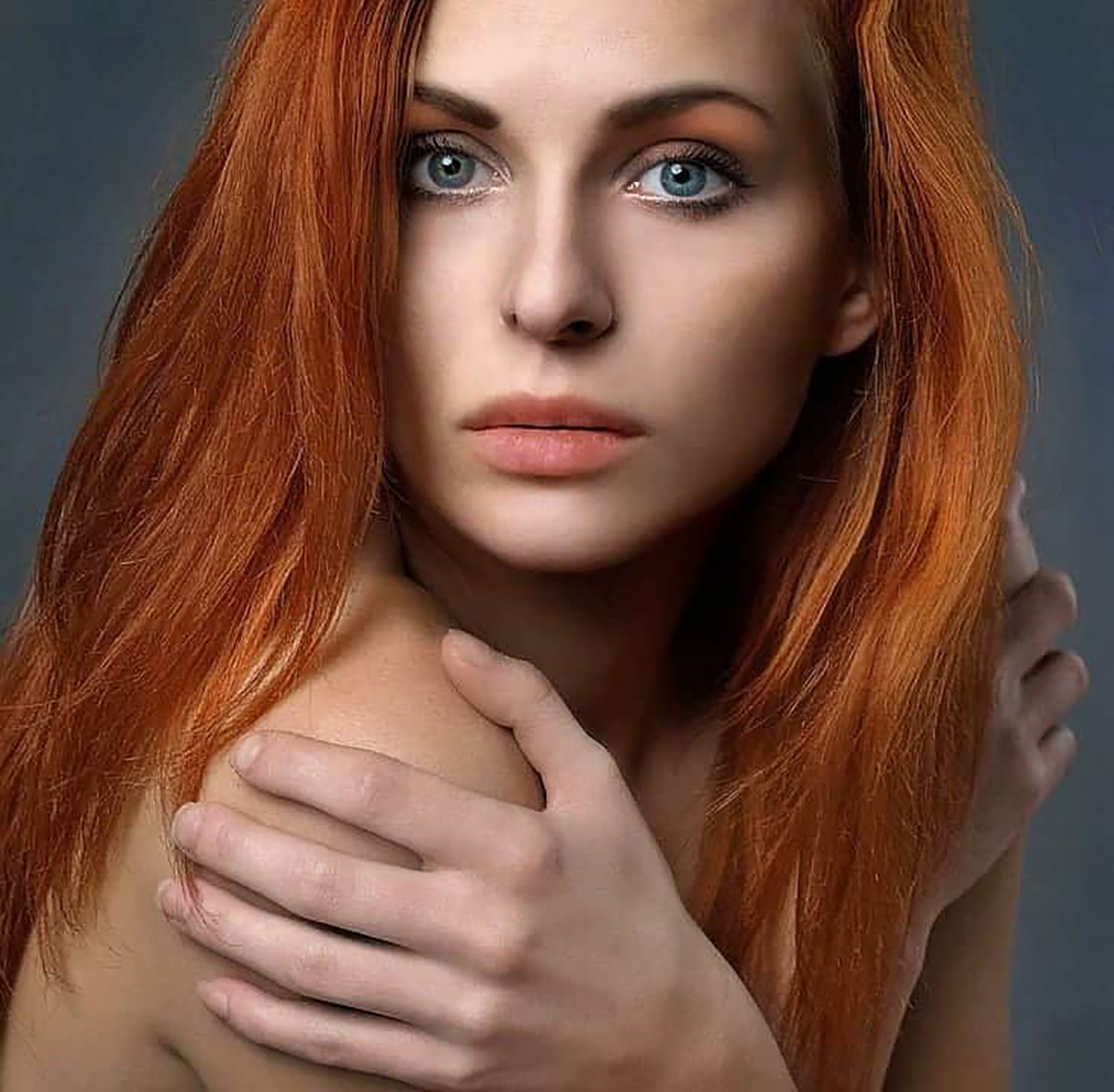 jeune femme, main sur épuale