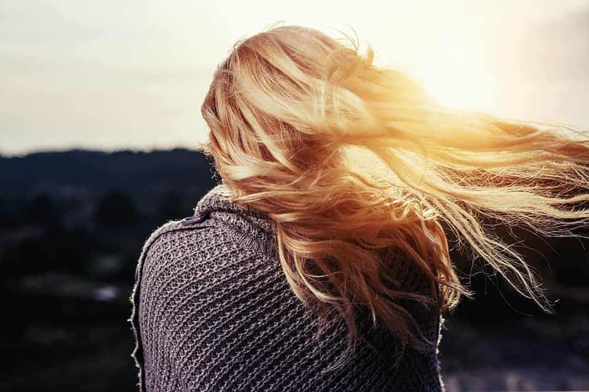 Jeune femme, cheveux blondes