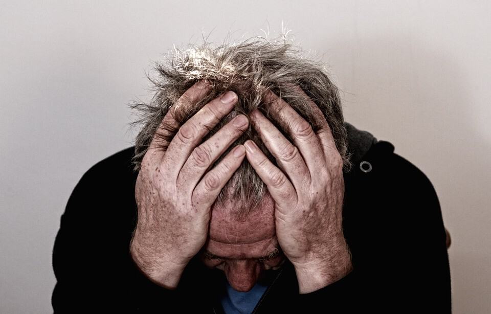 Homme mains sur la tête.