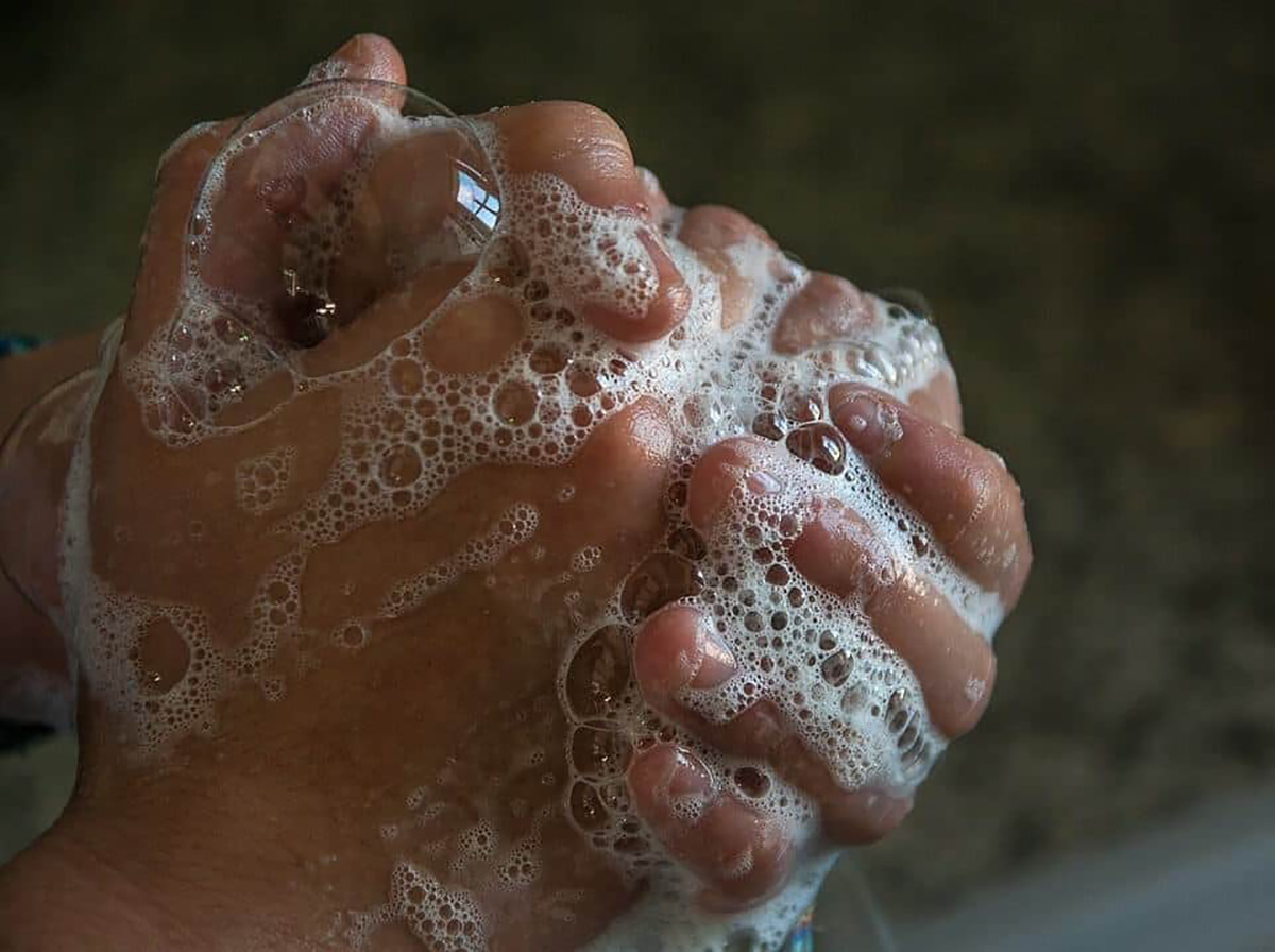 Se laver les mains au savon.
