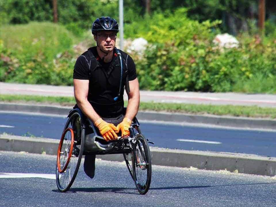 Un homme en fauteuil roulant
