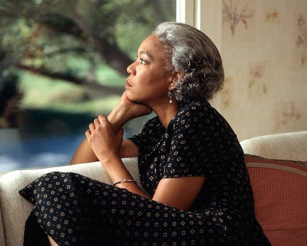 Femme, cheveux blanc, pensive