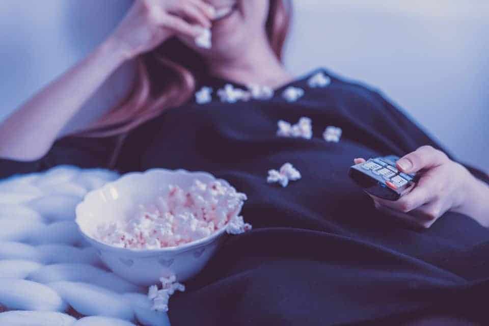 Femme, pop corn, télécommande