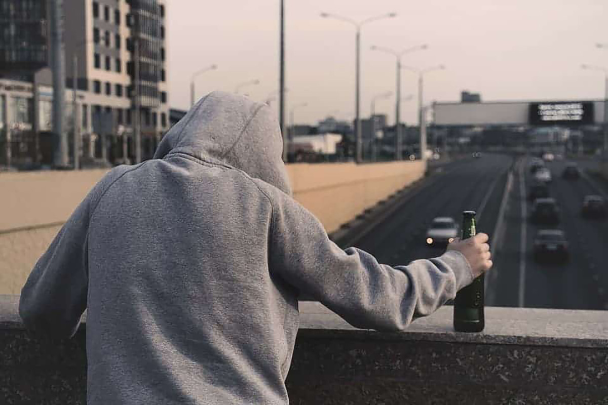 Homme, blouson à capuche, bouteille