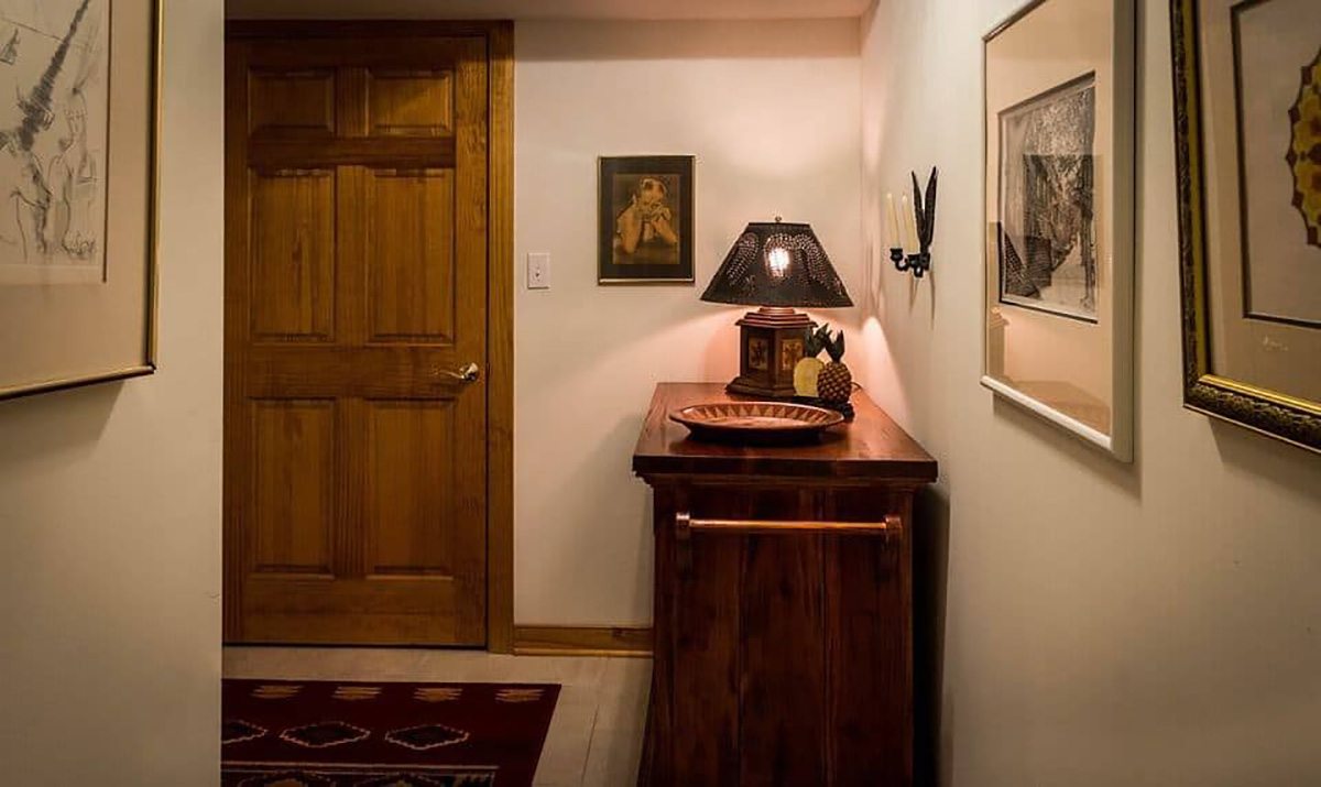 Couloir, tapis, lampe