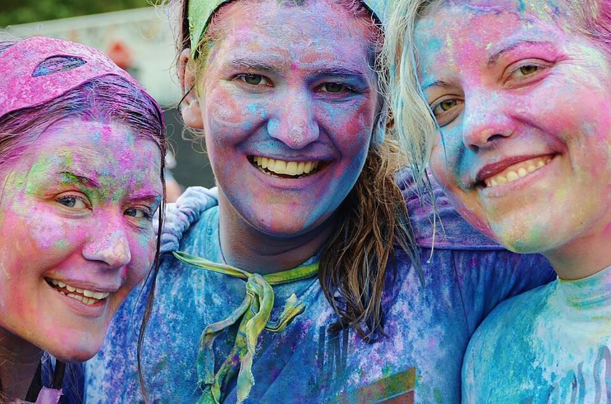 Filles colorées