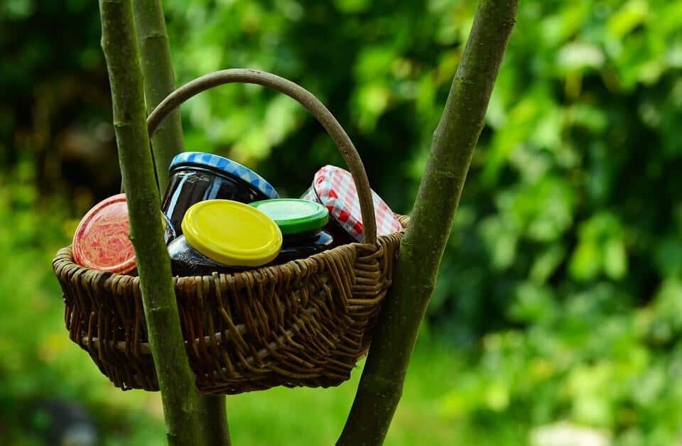 Pots de confiture, panier