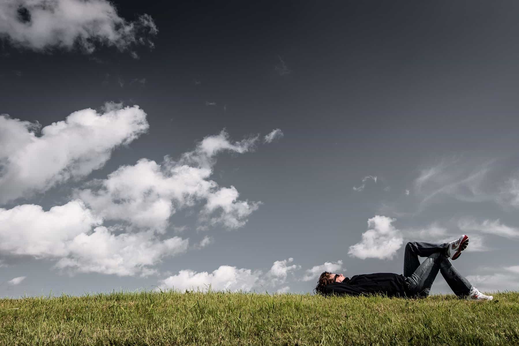 Repos dans l'herbe.