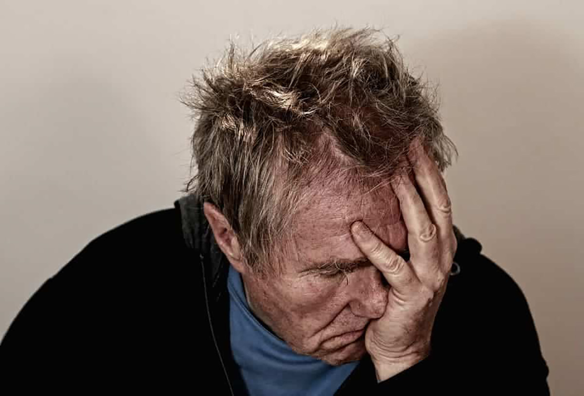 Homme, main sur visage